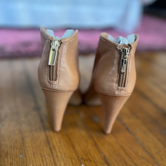 NIB WOMENS LEATHER BOOTIE - Picture 3 of 4